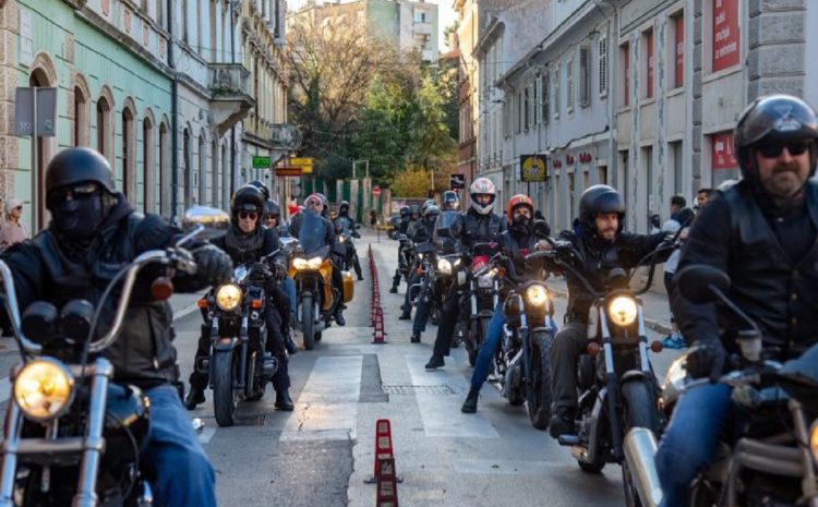 Doček Djeda Božičnjaka – Twin Horn